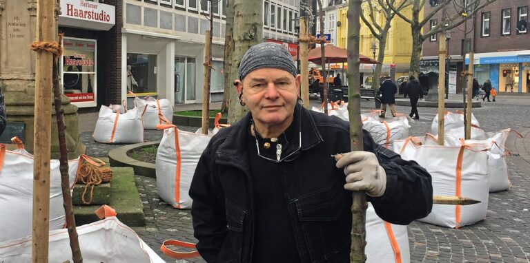 Bei einer der letzten Aktionen hat Christian „Punky“ Bahr einen kleinen Apfelbaumwald in der Innenstadt inszeniert. Jetzt verlegt er seine Kulturbaustelle hoch oben in die Baumwipfel.