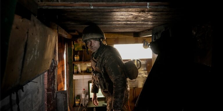 Ein ukrainischer Soldat steht an einem Beobachtungsposten in der Nähe des Grenzdorfes Krymske in der Region Luhansk im Osten der Ukraine.