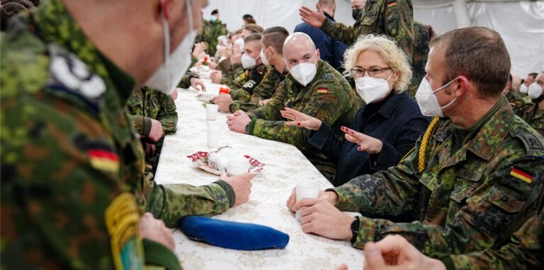 Verteidigungsministerin Christine Lambrecht (SPD) am Dienstag bei den deutschen Soldaten in Litauen.