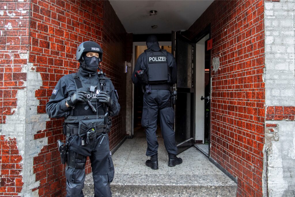 Die Polizei hat in Duisburg mehrere Objekte im Clan-Milieu durchsucht. Die Polizei hat in Duisburg mehrere Objekte im Clan-Milieu durchsucht.