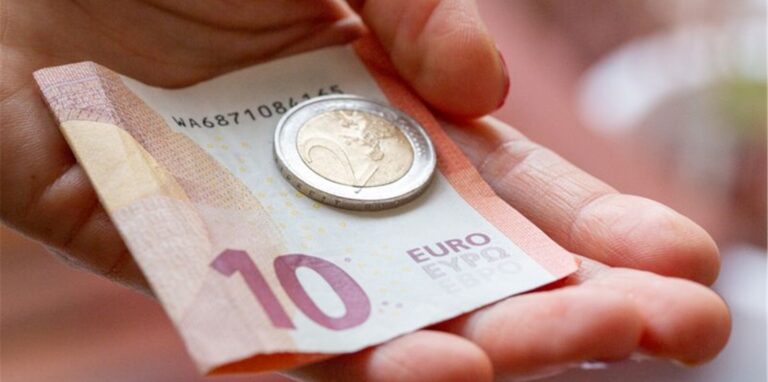 6,2 Millionen Arbeitnehmerinnen und Arbeitnehmer erhalten laut Gesetzentwurf einen Stundenlohn unter 12 Euro. Rund 111.000 sind demnach sogar trotz Vollzeitbeschäftigung auf Grundsicherung angewiesen.