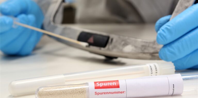 In der Wohnung wurden DNA-Spuren des Angeklagten gefunden und in einem Labor untersucht.