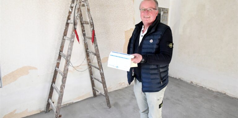 Volker Spiekermann bei der Datenerfassung auf der Baustelle. Der Inhaber des Elektro-Betriebes in Westerholt hat wieder gut lachen, die Hochphase der Lieferengpässe ist überstanden.