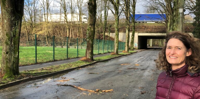 Der Lärm der A 43 belaste ganz Haltern-West, sagt Sabine Freundt. Sie setzt sich für Maßnahmen zur Reduzierung ein.