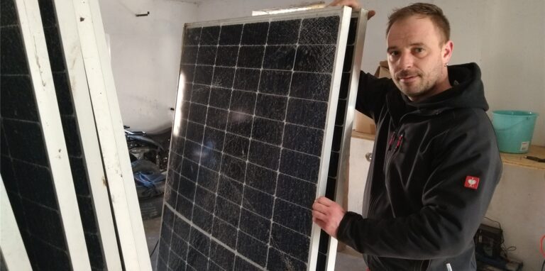 Dachdecker Enrico Jacobs mit einer durch den Sturm zerstörten Photovoltaik-Anlage. Während der letzten Tage waren seine Kollegen und er im Dauereinsatz.
