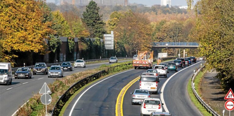 Auf der B54 kommt es in südlicher Fahrtrichtung zu Einschränkungen: Wegen Bauarbeiten wird eine Spur gesperrt.