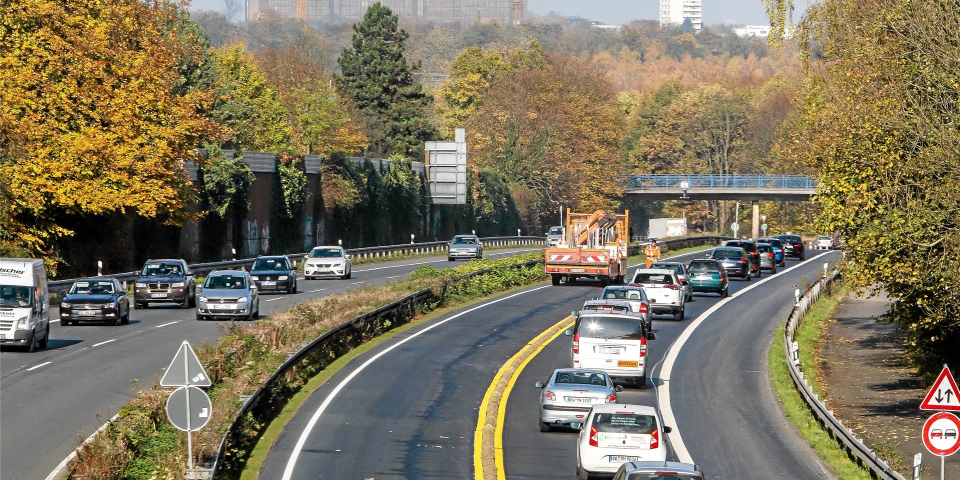 Auf der B54 kommt es in südlicher Fahrtrichtung zu Einschränkungen: Wegen Bauarbeiten wird eine Spur gesperrt.