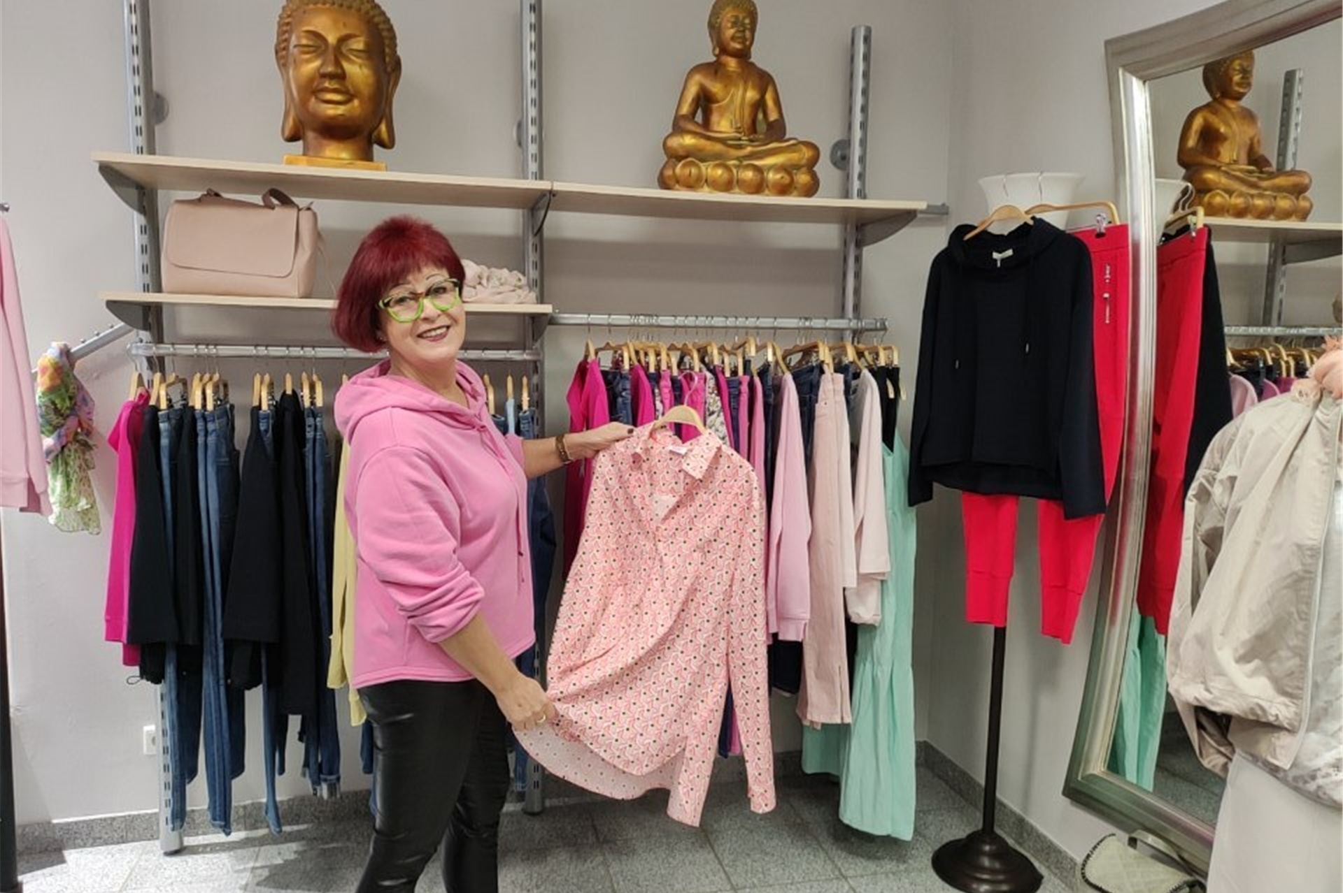 Frau vor Bekleidung