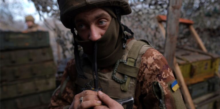 Ein ukrainischer Soldat spricht in ein Walkie-Talkie an der Trennlinie zwischen dem von der Ukraine und dem von pro-russischen Separatisten gehaltenen Gebiet in der Nähe von Svitlodarsk in der Ostukraine. Russland hat Angriffe auf die Ukraine gestartet.