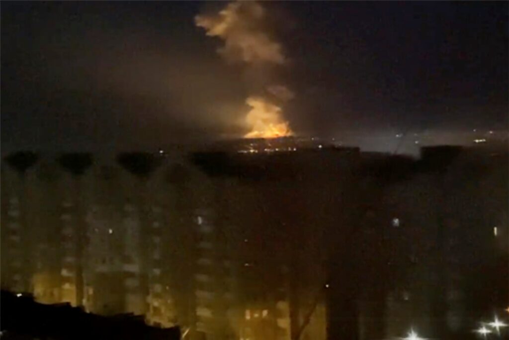 Rauch und Flamme in der Nähe des Flusses Dnjepr am 24. Februar 2022 (bestmögliche Qualität). Die russischen Truppen haben ihren erwarteten Angriff auf die Ukraine gestartet. Präsident Putin hat sich über internationale Verurteilungen und Sanktionen hinweggesetzt und andere Länder gewarnt, dass jeder Versuch einer Einmischung zu «Konsequenzen führen würde, die Sie noch nie gesehen haben.»