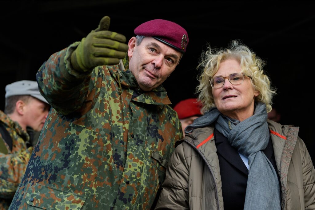 Christine Lambrecht (r, SPD), Verteidigungsministerin, spricht bei ihrem Besuch der Panzerlehrbrigade 9 mit Alfons Mais, Inspekteur des Heeres. Christine Lambrecht (r, SPD), Verteidigungsministerin, spricht bei ihrem Besuch der Panzerlehrbrigade 9 mit Alfons Mais, Inspekteur des Heeres.