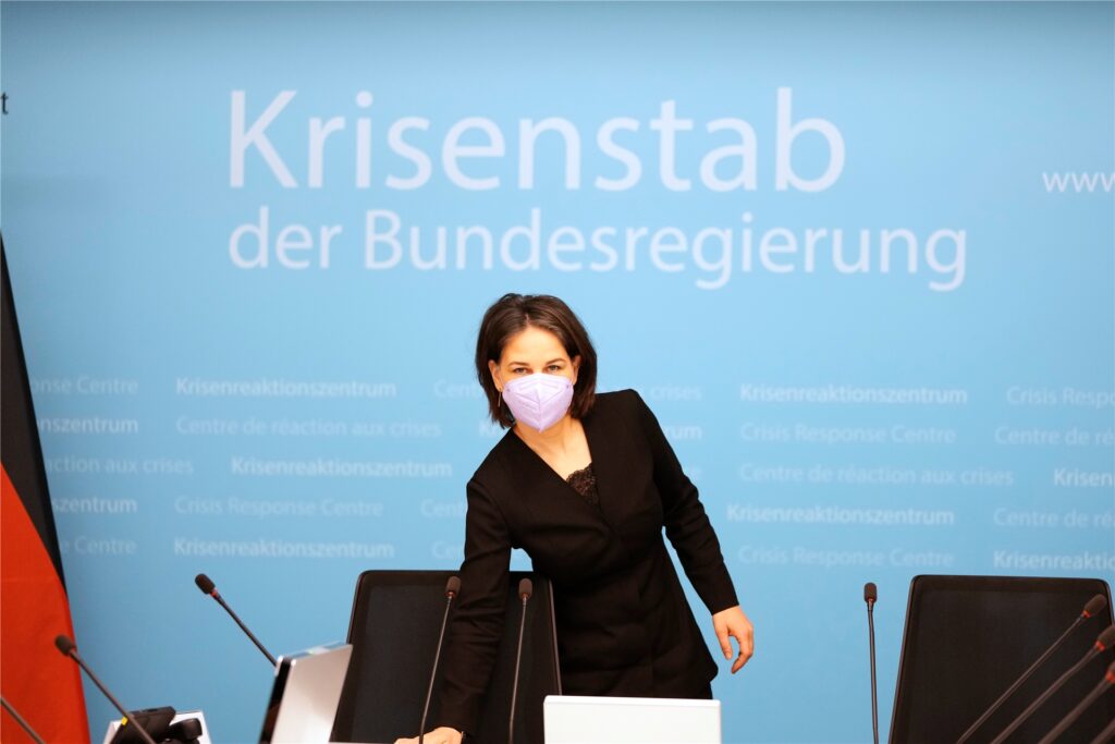 Annalena Baerbock (Bündnis 90/Die Grünen), Außenministerin, nimmt an einer Sitzung des Krisenstabs der Bundesregierung im Außenministerium teil, nachdem russische Truppen einen umfassenden Angriff auf die Ukraine gestartet haben. Annalena Baerbock (Bündnis 90/Die Grünen), Außenministerin, nimmt an einer Sitzung des Krisenstabs der Bundesregierung im Außenministerium teil, nachdem russische Truppen einen umfassenden Angriff auf die Ukraine gestartet haben.