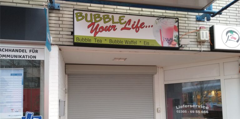 Noch immer versperrt ein grauer Rollladen den Blick in den Laden „Bubble Your Life“ in der Castrop-Rauxeler Altstadt. Wie lange dauert es noch bis zur Wiedereröffnung?
