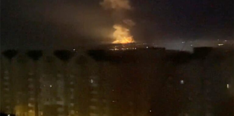 Rauch und Flamme in der Nähe des Flusses Dnepr am 24. Februar 2022 in Kiew.