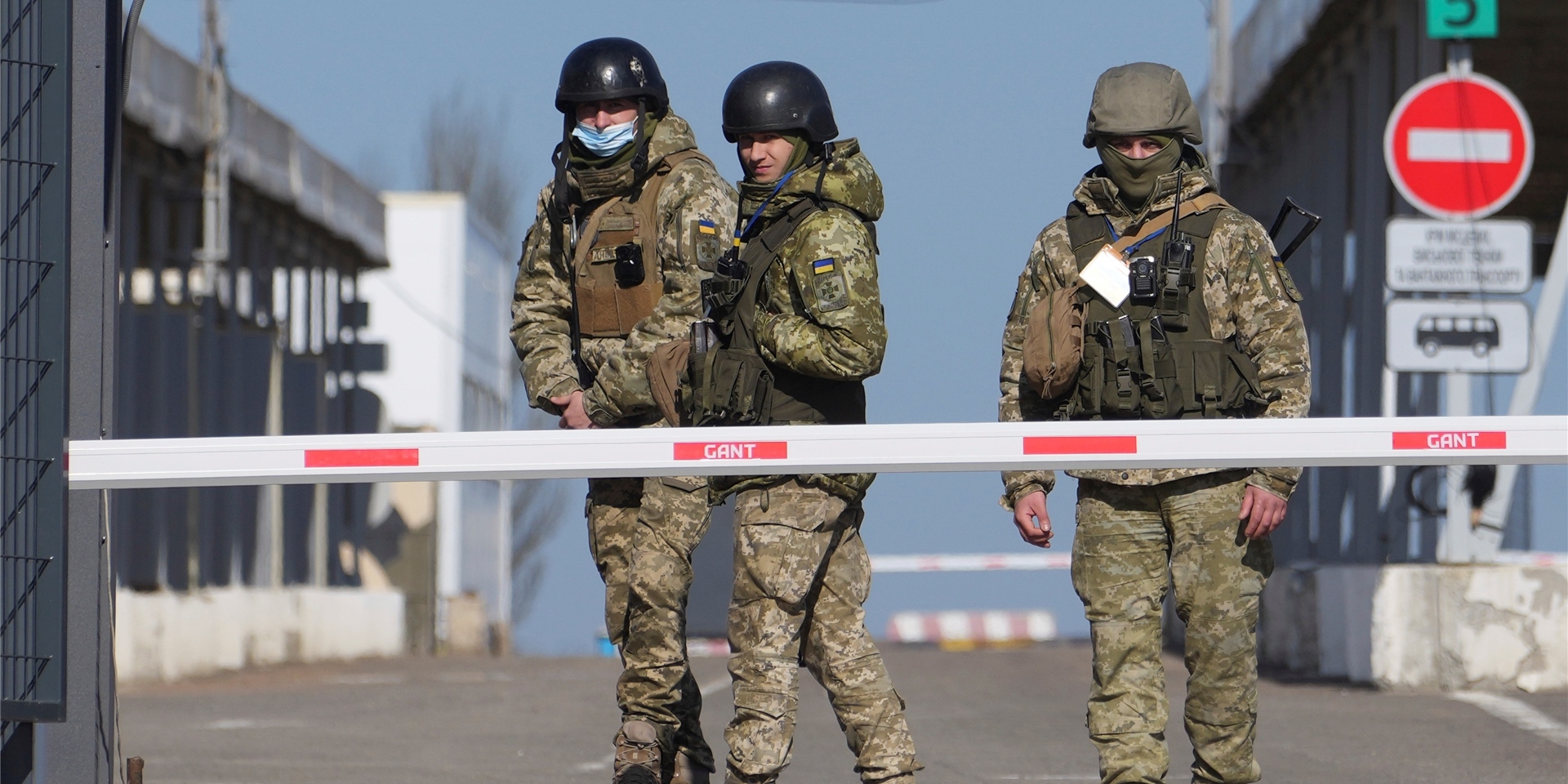 Ukrainische Grenzbeamte stehen an einem Kontrollpunkt zwischen dem von den von Russland unterstützten Separatisten kontrollierten Gebiet und dem von den ukrainischen Streitkräften kontrollierten Gebiet in der Ostukraine.