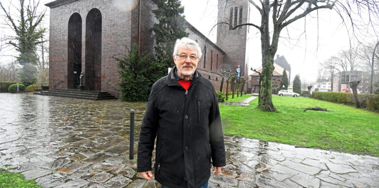 Heiner Fehlker steht vor einem Kirchengebäude in Waltrop.