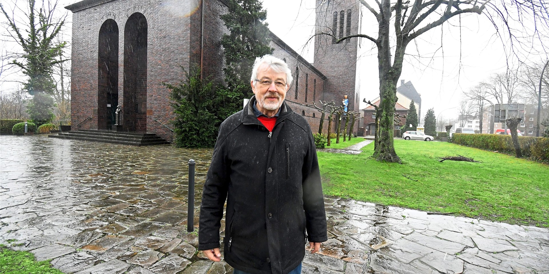 Heiner Fehlker steht vor einem Kirchengebäude in Waltrop.
