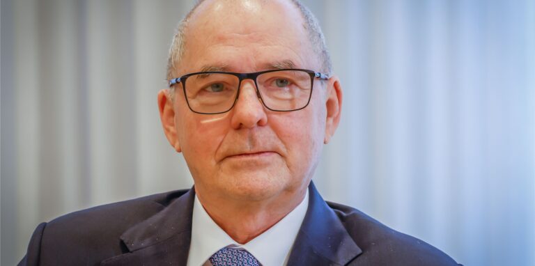 IHK-Präsident Heinz Herbert Dustmann ist in Gedanken bei den Menschen in der Ukraine. Besorgt zeigt er sich in Dortmund auch über die Auswirkungen des Krieges für die heimische Wirtschaft.