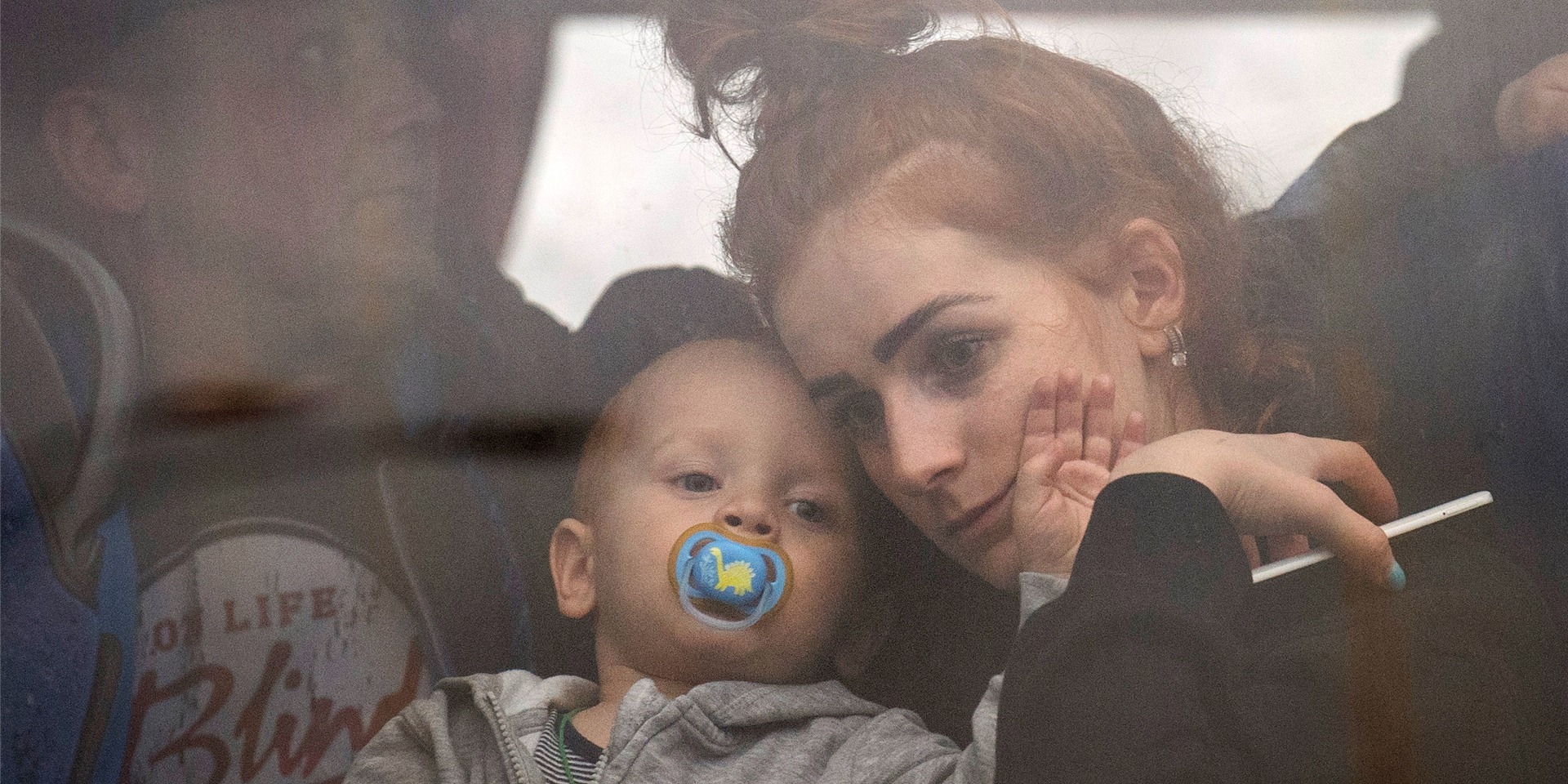 Eine Frau hält ihr Baby in einem Bus, während sie Kiew verlässt. Russische Truppen haben am Donnerstag ihren erwarteten Angriff auf die Ukraine gestartet.