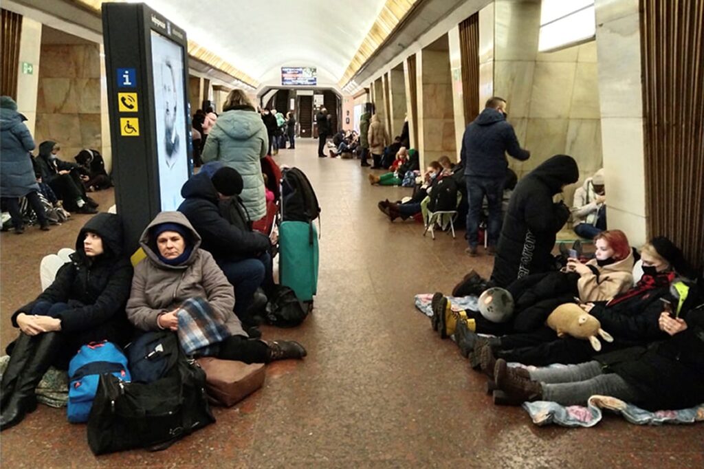Menschen sitzen in einer U-Bahn-Station und nutzen diese als Bombenschutzraum. Russische Truppen haben ihren erwarteten Angriff auf die Ukraine gestartet. Menschen sitzen in einer U-Bahn-Station und nutzen diese als Bombenschutzraum. Russische Truppen haben ihren erwarteten Angriff auf die Ukraine gestartet.