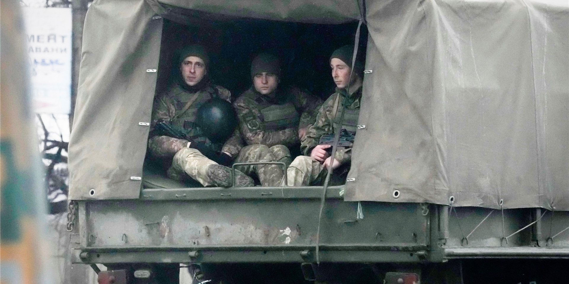 Ukrainische Soldaten fahren in einem Militärfahrzeug