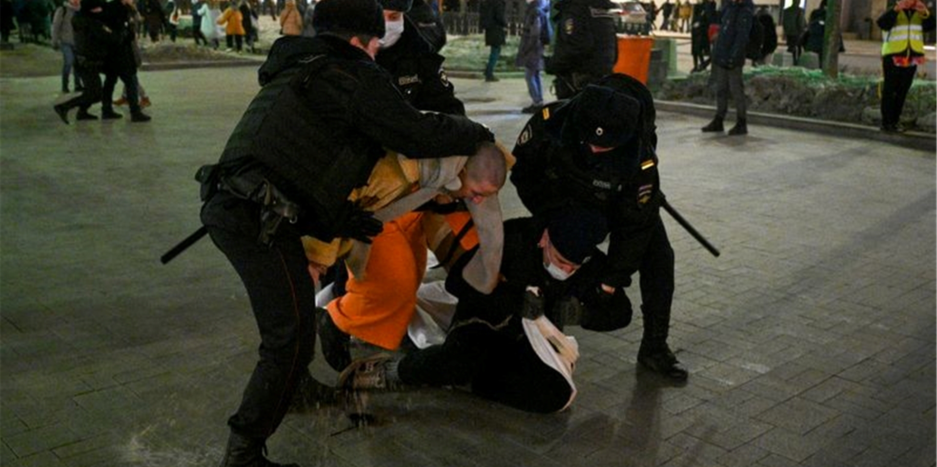 Polizisten halten Demonstranten während eines Protests gegen Russlands Angriff auf die Ukraine fest.