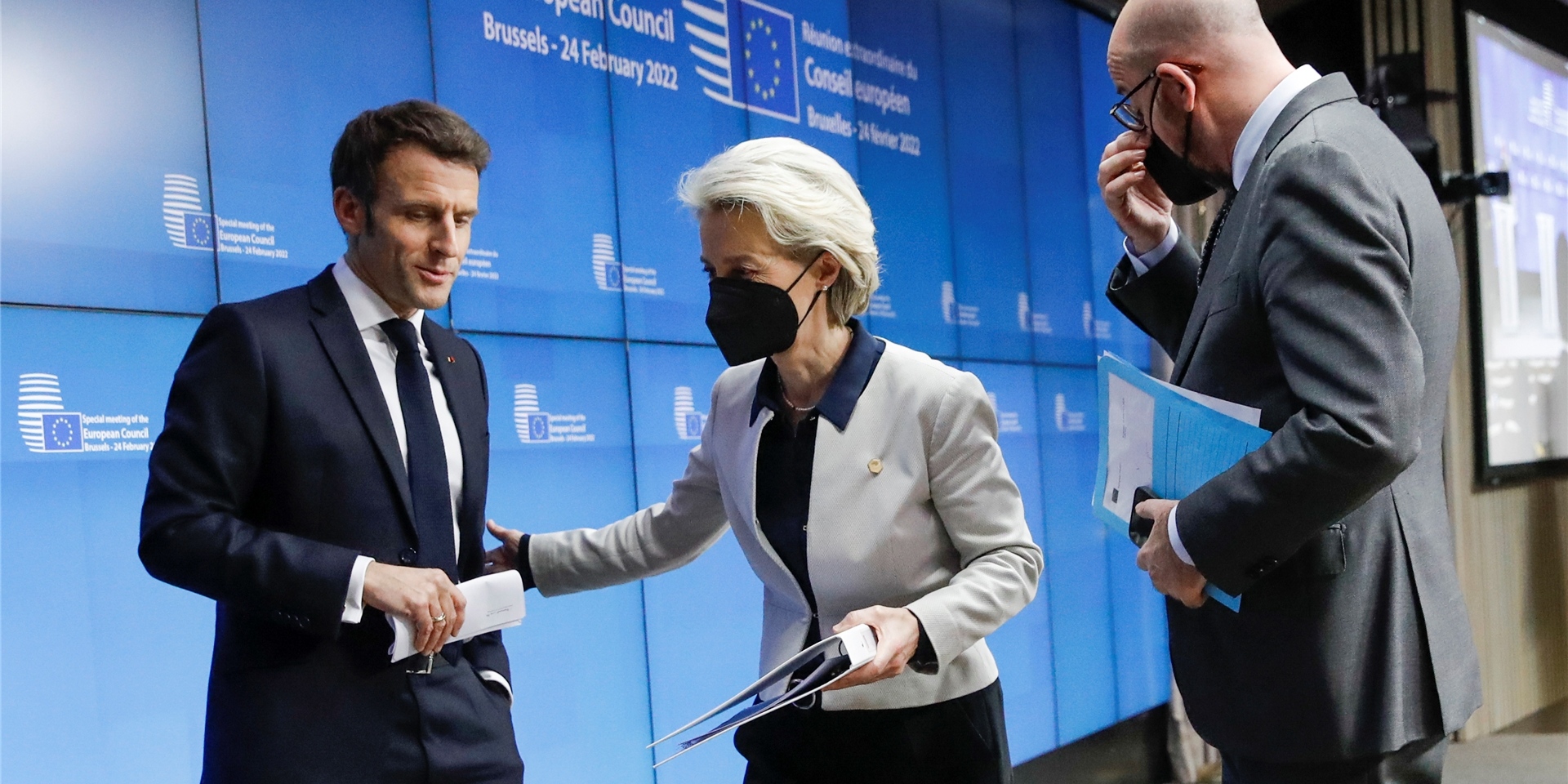 Emmanuel Macron (l-r), Präsident von Frankreich, Ursula von der Leyen, Präsidentin der Europäischen Kommission, und Charles Michel, Präsident des Europäischen Rates, sprechen miteinander, bevor sie nach einem außerordentlichen EU-Gipfel zur Ukraine in Brüssel zu einer Medienkonferenz sprechen. Die Staats- und Regierungschefs der Europäischen Union traten nach einem sechsstündigen Treffen, bei dem sie sich auf ein zweites Paket von Wirtschafts- und Finanzsanktionen gegen Russland einigten, geschl
