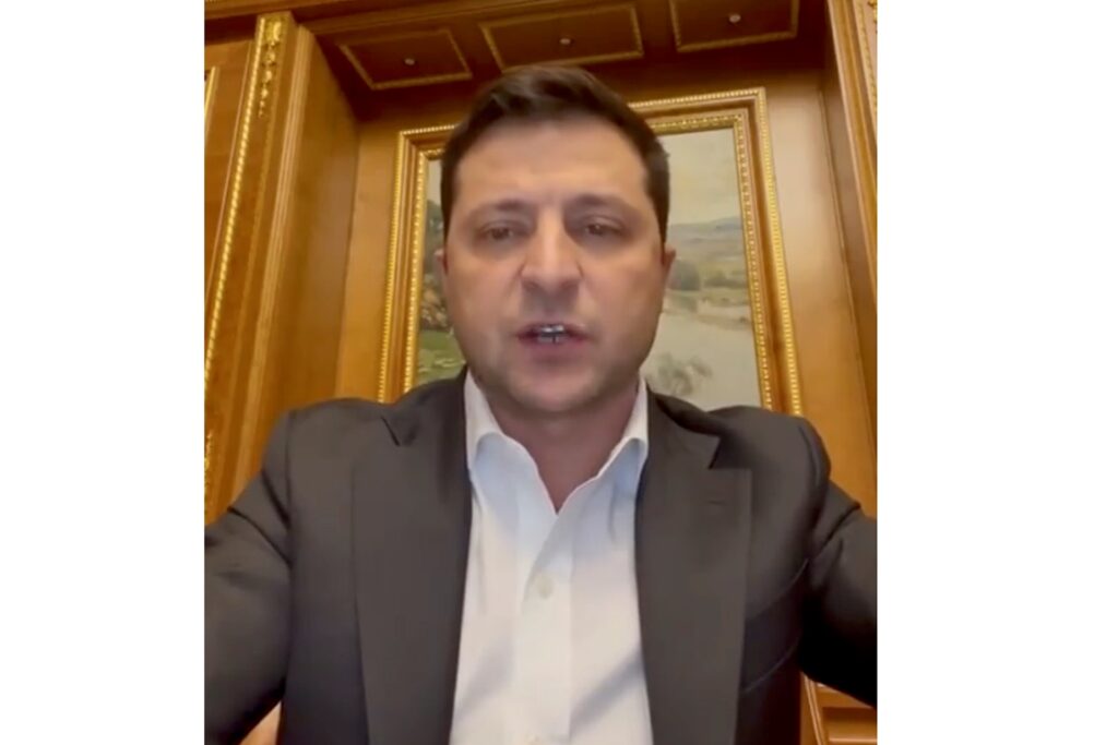 Auf diesem vom Pressebüro des ukrainischen Präsidenten zur Verfügung gestellten Foto wendet sich Wolodymyr Selenskyj, Präsident der Ukraine, an die Nation. Selenskyj rief das Kriegsrecht aus und erklärte, Russland habe die militärische Infrastruktur der Ukraine angegriffen. Er forderte die Ukrainer auf, zu Hause zu bleiben und nicht in Panik zu geraten.