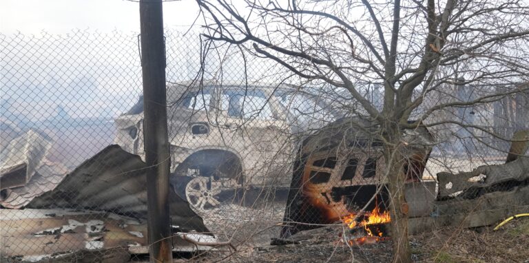 Ein verbranntes Auto und die Trümmer eines Privathauses liegt nach russischem Beschuss außerhalb der ukrainischen Hauptstadt in Rauch. Russische Truppen haben ihren erwarteten Angriff auf die Ukraine gestartet.
