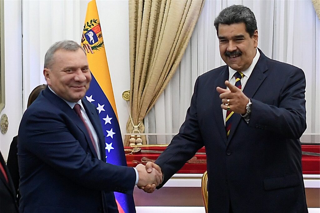Der russische Vize-Ministerpräsident Juri Borissow (l) und Nicolas Maduro, Präsident von Venezuela geben sich während einer Medienpräsentation im Präsidentenpalast die Hand.