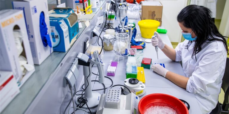 In Laboren wie diesem wird genau untersucht, um welche Variante es sich bei einem identifizierten Coronavirus handelt.