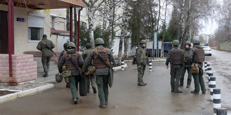 Bewaffnete Soldaten patrouillieren in der westukrainischen Stadt. Russland hat am Donnerstag einen umfassenden Angriff auf die Ukraine gestartet und Städte und Stützpunkte mit Luftangriffen oder Granaten beschossen.