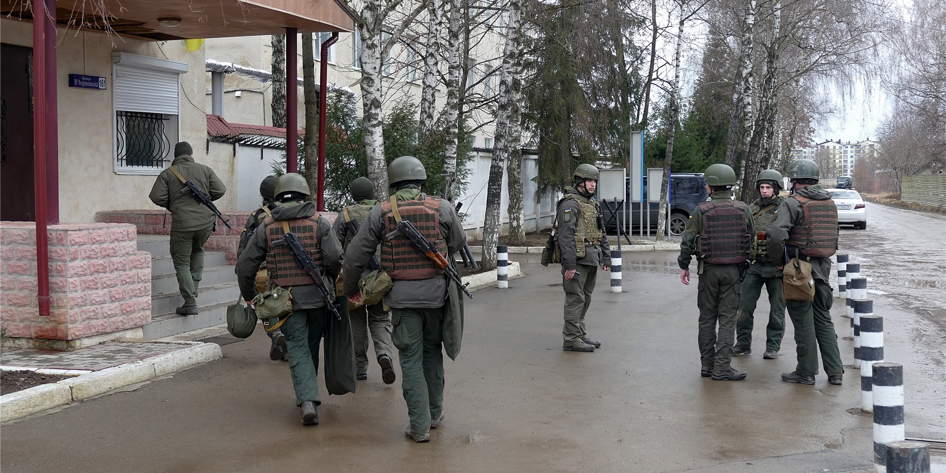 Bewaffnete Soldaten patrouillieren in der westukrainischen Stadt. Russland hat am Donnerstag einen umfassenden Angriff auf die Ukraine gestartet und Städte und Stützpunkte mit Luftangriffen oder Granaten beschossen.
