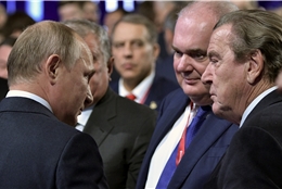 Wladimir Putin und Gerhard Schröder – zwei Männer, die sich schätzen und vertrauen. Diese Tatsache sollte die Welt nutzen, meint unser Kommentator.