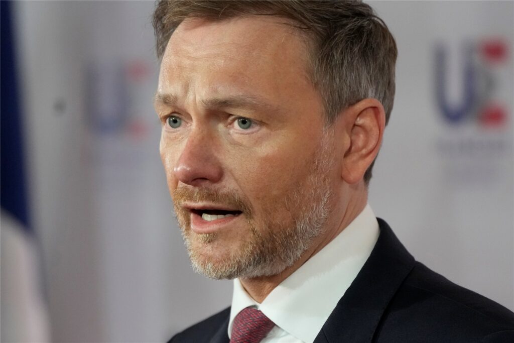 Christian Lindner, Bundesvorsitzender der FDP und Bundesfinanzminister, spricht mit Journalisten vor einem informellen Treffen der EU-Minister für Wirtschaft und Finanzen in Paris.