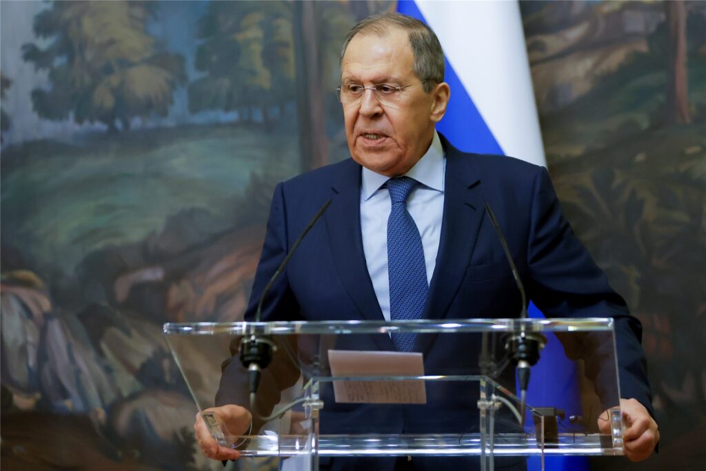 Sergej Lawrow (l), Außenminister von Russland, spricht bei einer gemeinsamen Pressekonferenz mit dem griechischen Außenminister Dendias. Dendias ist zu Besuch in Russland.
