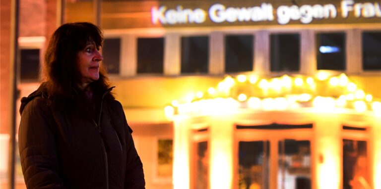 Oer-Erkenschwick hat sich am internationalen Aktionstag „Keine Gewalt gegen Frauen“ beteiligt. Vor dem in Orange angestrahlten Rathaus sprach auch die Gleichstellungsbeauftragte Annegret Holzapfel.
