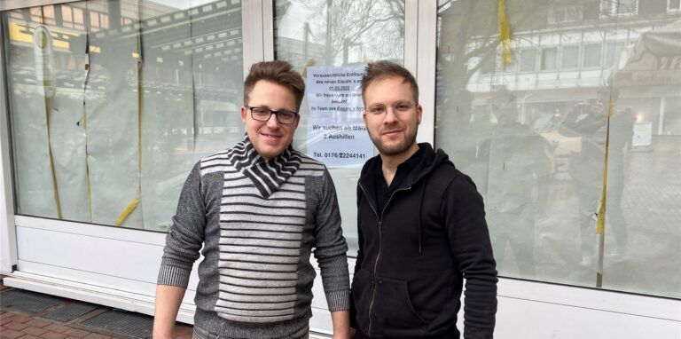 Hinter den abgedeckten Fensterscheiben des zukünftigen „Eiscafé Avola“ müssen die Brüder Vincenzo (links) und Guiseppe Floridia noch einiges renovieren. Deswegen verzögert sich jetzt die Eröffnung.