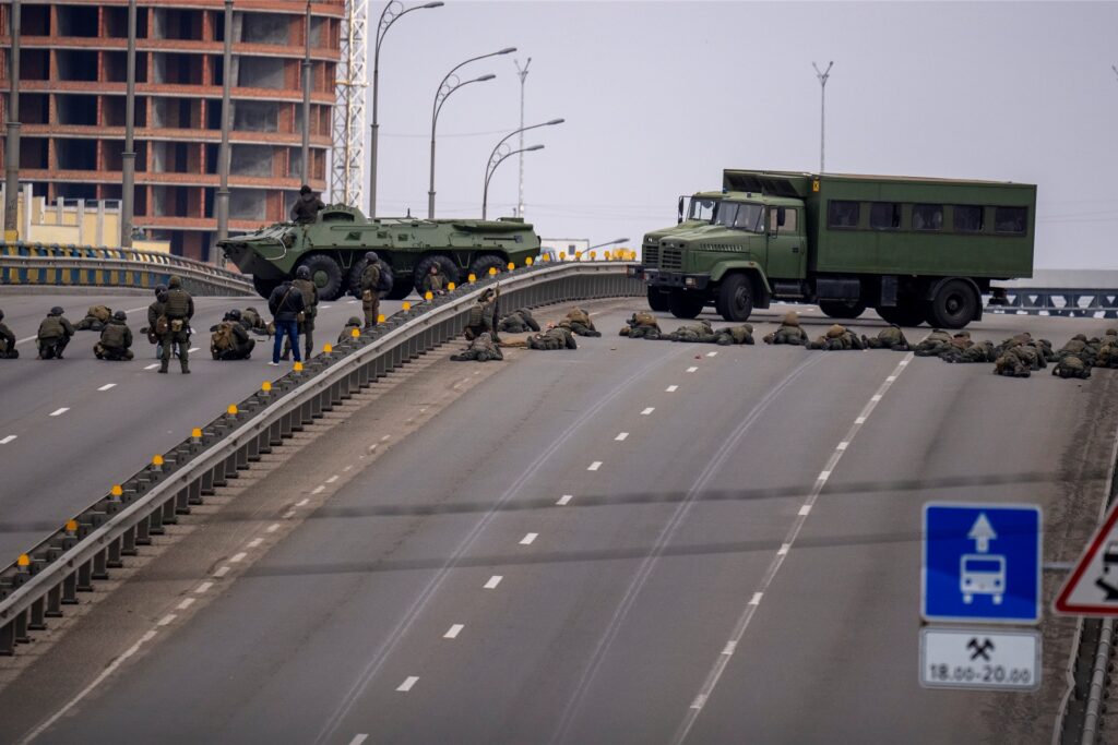 Ukrainische Soldaten beziehen Stellung auf einer Brücke. Die Stadt Kiew bereitet sich auf die Verteidigung vor.