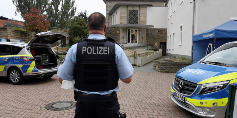 Nach dem mutmaßlichen Anschlag wird die Synagoge in Hagen von der Polizei bewacht.