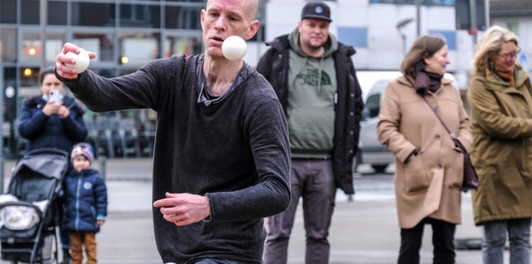 Neuer Zirkus in Perfektion: Der Berliner Jonglage-Künstler Stefan Sing lockte mit seiner Performance kleine und große Zuschauer und war ein beliebtes Handy-Motiv.
