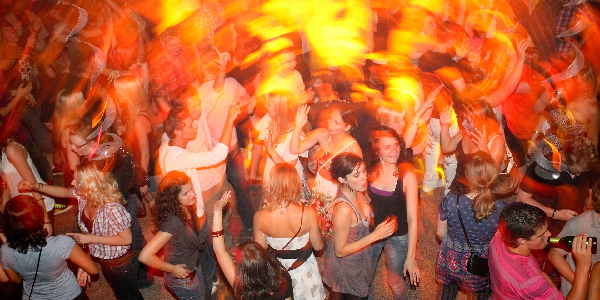 Eine volle Tanzfläche im Moondock in Recklinghausen.