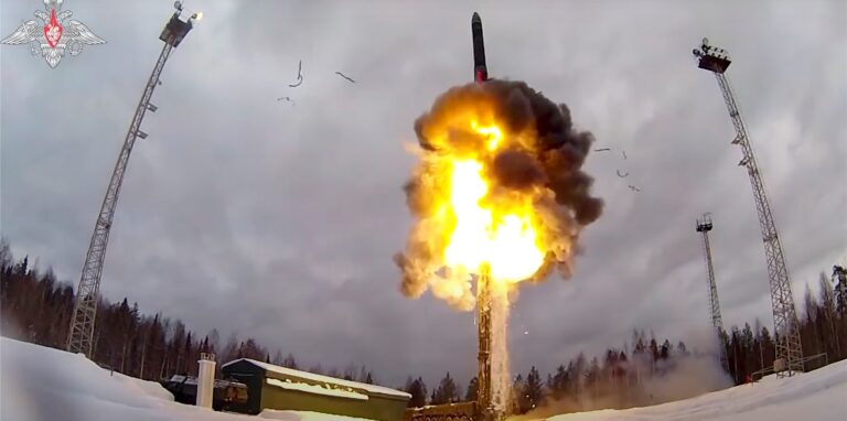 Dieses am 19.02.2022 vom Pressedienst des russischen Verteidigungsministeriums zur Verfügung gestellte Videostandbild zeigt den Start einer ballistischen Interkontinentalrakete vom Typ «Jars» von einem Flugplatz aus während einer militärischen Übung.