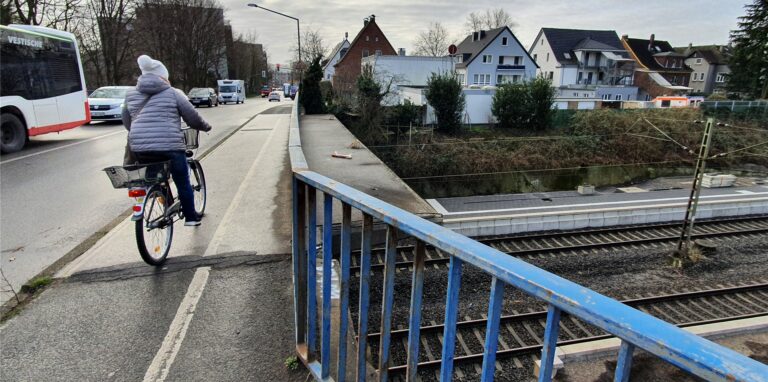 Die sogenannten Brückenkappen, auf denen die Geh- und Radwege verlaufen, sollen mit Beton-Elementen beschwert und versteift werden. Wo hier noch die Fahrradfahrerin unterwegs ist, sollen schon bald die Betonklötze stehen. Für Radler und Fußgänger verbleibt dann nur noch ein gemeinsamer, schmaler Gang.