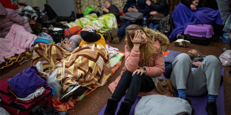 Menschen suchen Schutz in U-Bahn-Tunneln. (Archivbild)