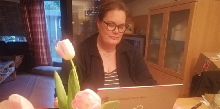 Seitdem das eigene Arbeitszimmer umgebaut wird, ist der Esstisch Simone Tillmanns Büro.