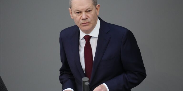 Bundeskanzler Olaf Scholz versprach in einer Sondersitzung des Bundestags 100 Milliarden Euro für die Bundeswehr.