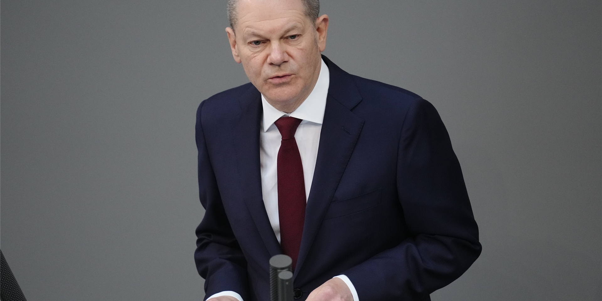 Bundeskanzler Olaf Scholz versprach in einer Sondersitzung des Bundestags 100 Milliarden Euro für die Bundeswehr.