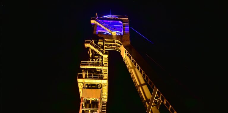 Am Wochenende leuchtet der Turm am Erzschacht in den Nationalfarben der Ukraine – blau und gelb.