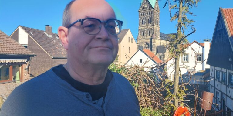 Seine Mutter füchtete 1942 aus Kiew nach Oer-Erkenschwick. Jetzt möchte der Hertener Jochen Kolakowski den Flüchtlingen aus der Ukraine helfen und Menschen in Not in seinem Haus aufnehmen.